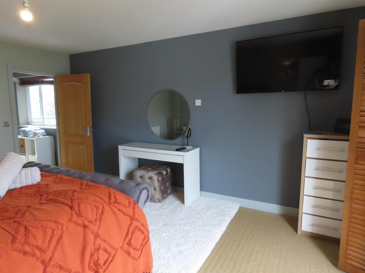 Entire Seaside Luxury Home With On Site Parking! Poole Extérieur photo