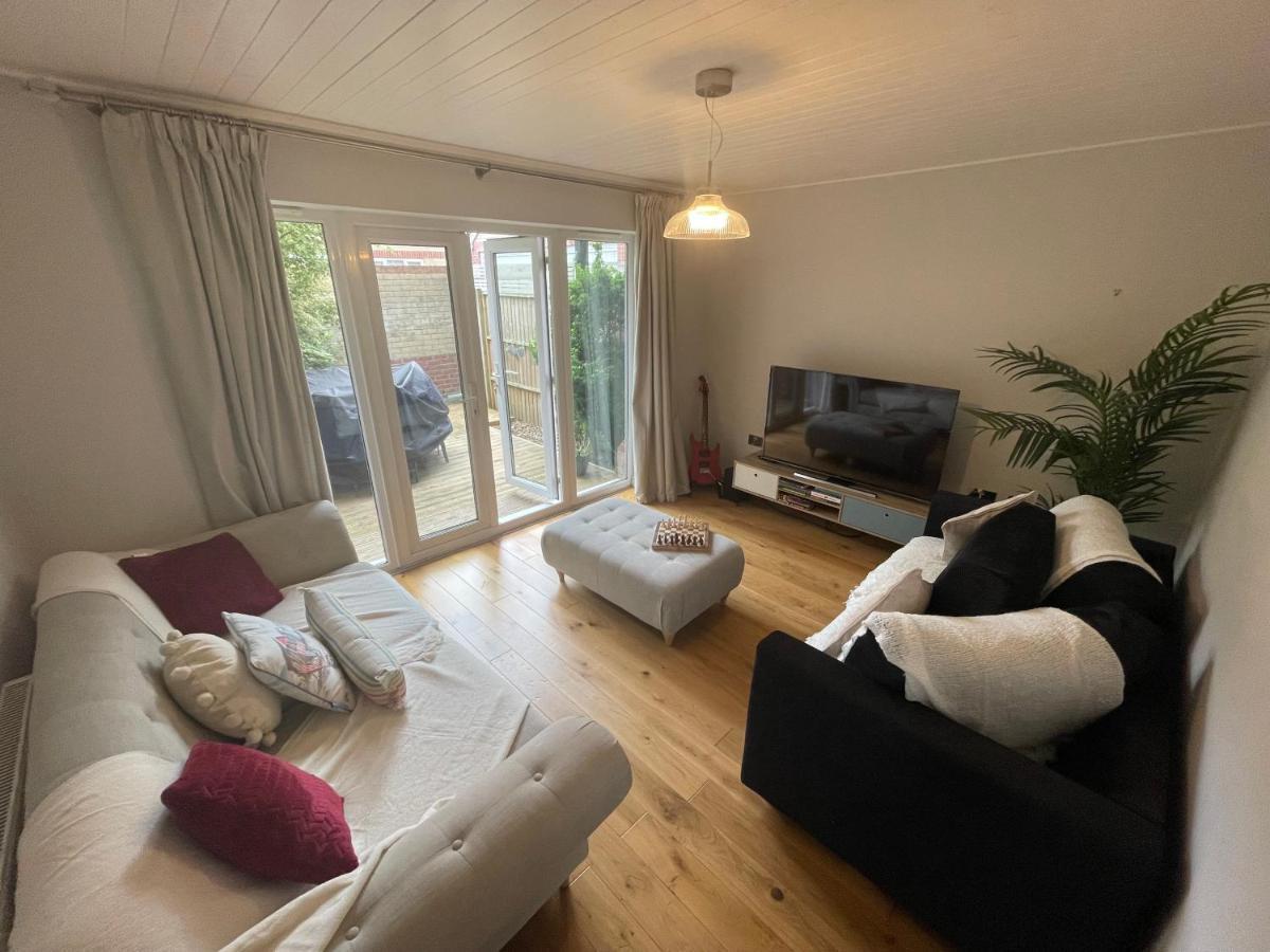 Entire Seaside Luxury Home With On Site Parking! Poole Extérieur photo